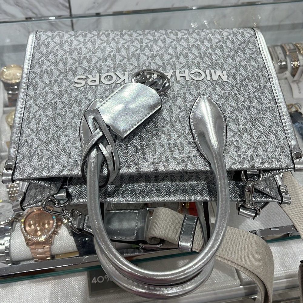 Michael Kors Mirella Small Metallic Signature Logo Crossbody Bag
Silver
NWT - Picture 8 of 16